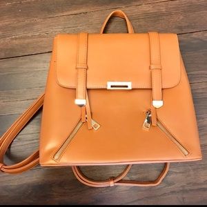 Great looking tan back pack👍🏼🎒💛NEW